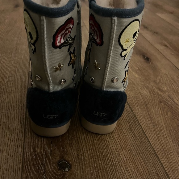Short Ugg boots size 7 with patches - Picture 3 of 6